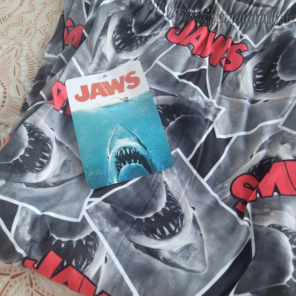 Jaws Universal Studios Graphic Men's Shorts Horror Fan Size M New Retro Pop - Picture 10 of 10